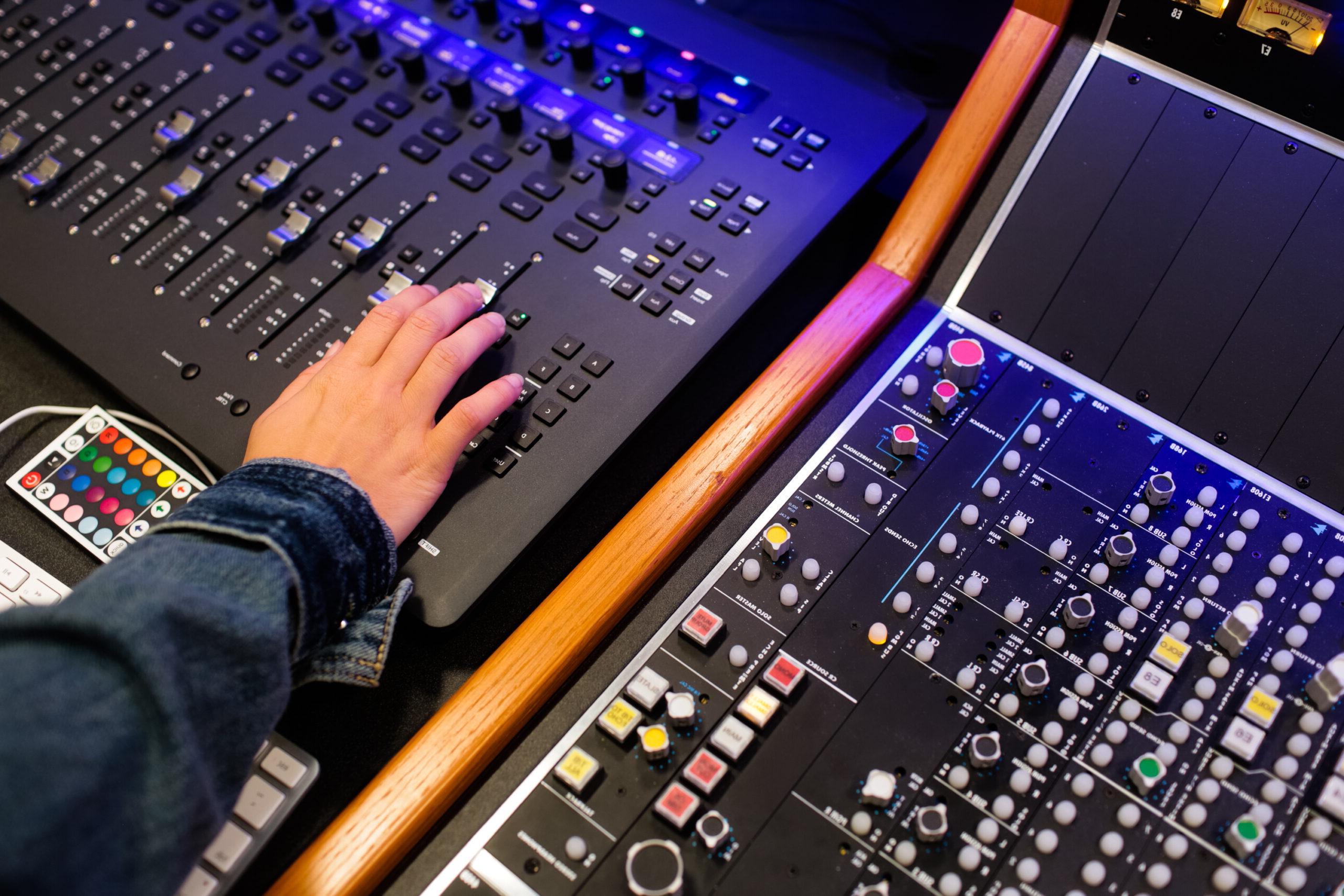 student's h和 working on a sound board